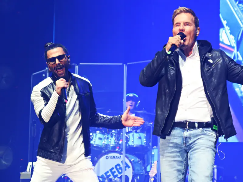 Bilder Dieter Bohlen Tour 2023: Dieter Bohlen & Sänger Joyello Sabatelli auf der Bühne - Max-Schmeling-Arena Berlin.