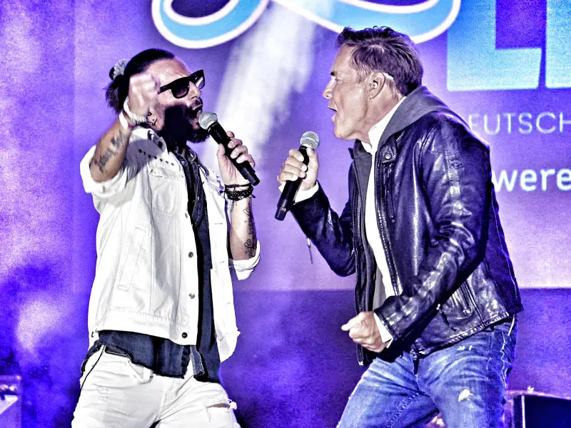 Dieter Bohlen und Joyello singen zusammen auf der Bühne 